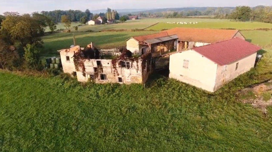 Matthieu entretient le patrimoine bâtit de son territoire