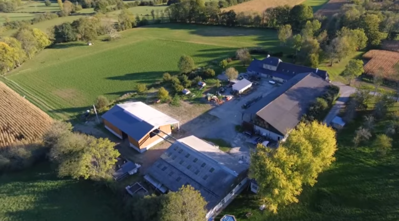 Angélique prévoit de construire un séchoir sur sa ferme pour assurer une bonne qualité d'alimentation à ses chèvres